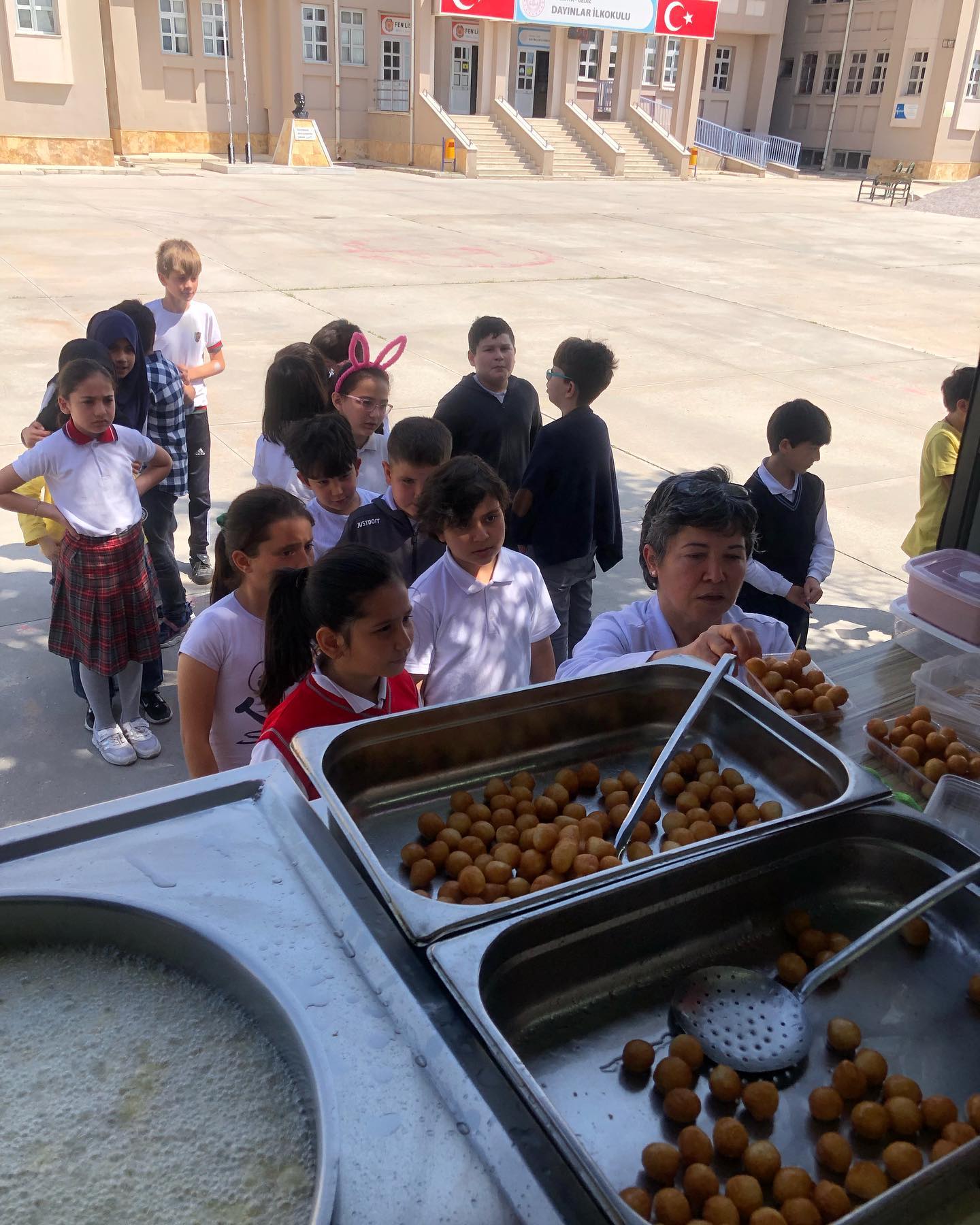 Lokma dökme ustası iş başında